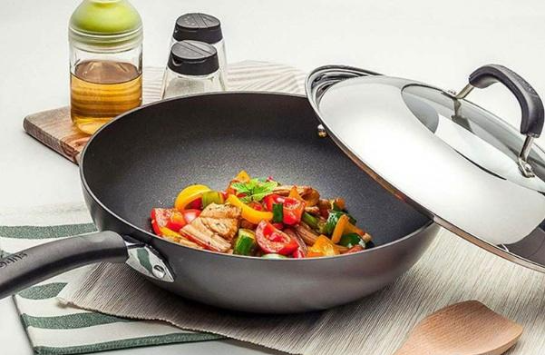 學校食堂配送中心為您講解：不粘鍋為什么不粘鍋？
